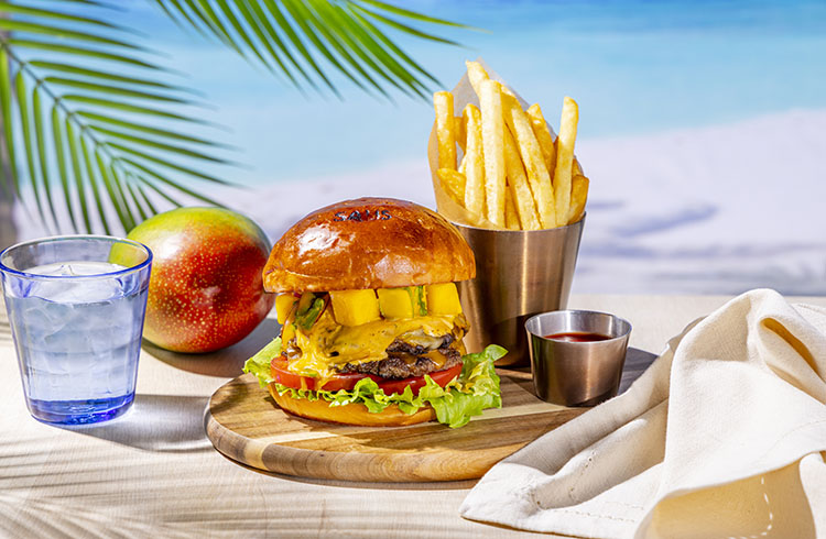 トロピカルな彩りで楽しむ、SAUSのサマーセレクション