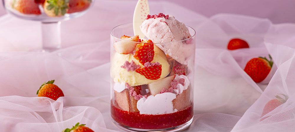 いちごの魅力を重ねた、華やかなストロベリーパフェ