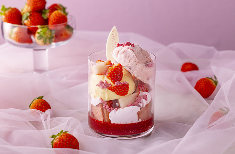 いちごの魅力を重ねた、華やかなストロベリーパフェ